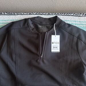 FIGS Women’s Black Srubs top